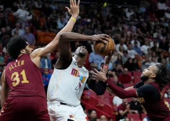 Cleveland Cavaliers son çeyrekte yıkıldı