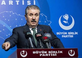 Kahramanmaraş merkezli depremlerden sonra AHBAP Derneği'ne çadır ve gıda ürünleri satmasıyla eleştirilerin hedefi olan Kızılay'a bir tepki de Cumhur İttifakı ortağı BBP lideri Mustafa Destici'den geldi. Kızılay Başkanı Kerem Kınık'ı istifaya çağıran Destici, "Herkes biliyor gereğinin ne olduğunu. Mutlaka, sorumluluklarının gereği neyse, görevini daha ehil, daha güzel şekilde yapabilecek kadrolara bırakmaları gerekir" dedi.