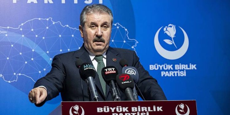 Kahramanmaraş merkezli depremlerden sonra AHBAP Derneği'ne çadır ve gıda ürünleri satmasıyla eleştirilerin hedefi olan Kızılay'a bir tepki de Cumhur İttifakı ortağı BBP lideri Mustafa Destici'den geldi. Kızılay Başkanı Kerem Kınık'ı istifaya çağıran Destici, "Herkes biliyor gereğinin ne olduğunu. Mutlaka, sorumluluklarının gereği neyse, görevini daha ehil, daha güzel şekilde yapabilecek kadrolara bırakmaları gerekir" dedi.