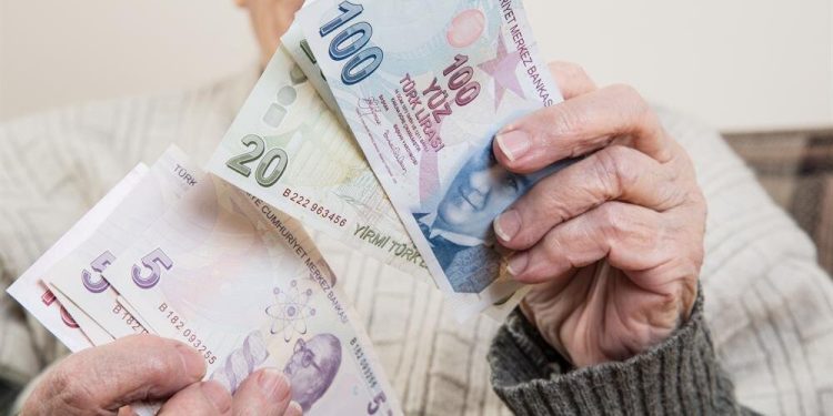 DİSK-AR: Resmi enflasyon son 5 yılda yüzde 269 artarken emekli bayram ikramiyesi yüzde 10 arttı