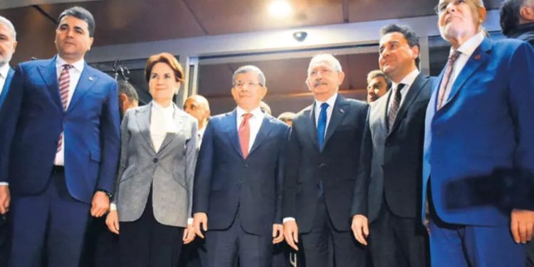 Davutoğlu: Erdoğan'a karşı sadece Kılıçdaroğlu'nu değil, krizi çözebilecek bir kadro sunuyoruz