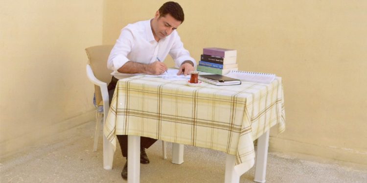 Demirtaş, 3 dilde Newroz'u kutladı