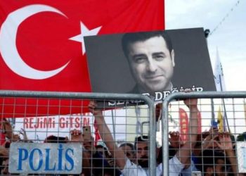 Edirne Cezaevi’nde tutuklu bulunan eski HDP Eş Genel Başkanı Selahattin Demirtaş, "Bundan sonra hedef, Sayın Kılıçdaroğlu’nun tüm Türkiye’nin ortak adayı olmasını sağlamaktır. Bu başarılırsa toplumsal kutuplaşma da azalır, barış ve birlikte yaşam umudu artar." dedi.