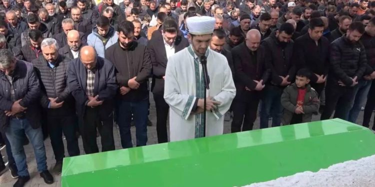 Deprem ailesini yok etti: Eşi, kızı, kız kardeşi ve kuzeninden sonra şimdi de 10 yaşındaki kızını toprağa verdi