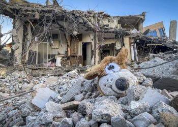 Deprem bölgesinde aileler kayıp çocuklarını arıyor: 'DNA verdik bekliyoruz'