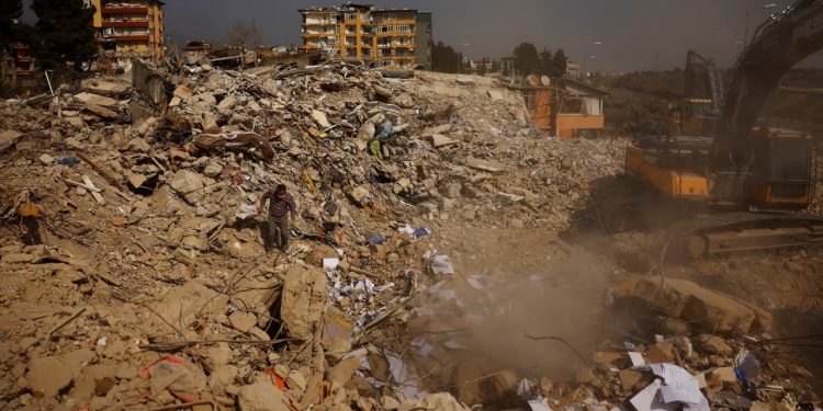 Deprem bölgesinde haber yapan gazeteci kovuldu: 'Emir büyük yerden'