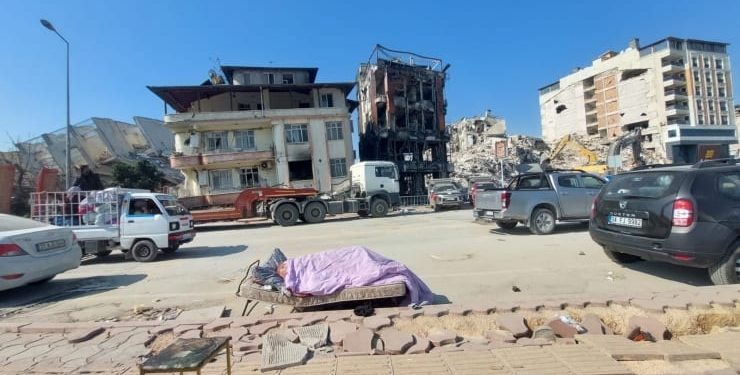 Kahramanmaraş merkezli depremlerin vurduğu Hatay'da içme suyuna erişimdeki sorun devam ediyor. Türkiye İşçi Partisi Hatay temsilciliğinden yapılan açıklamada, "Hatay’da temiz içme suyuna erişimde yaşanan sorun büyümeye devam ediyor." denildi.