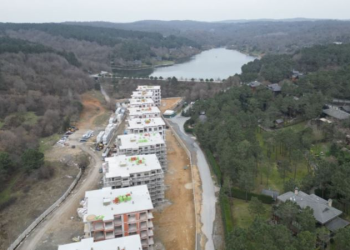 Deprem de ders olmadı: Su havzasında lüks konut inşaatı