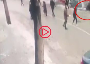 Depremde caddeye fırladılar, dört katlı bina üzerlerine yıkıldı