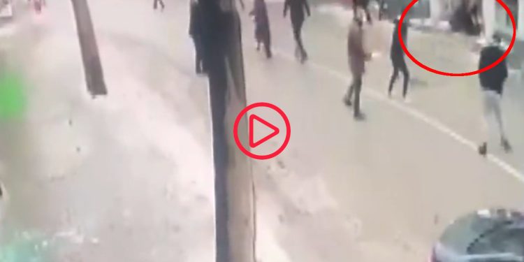 Depremde caddeye fırladılar, dört katlı bina üzerlerine yıkıldı