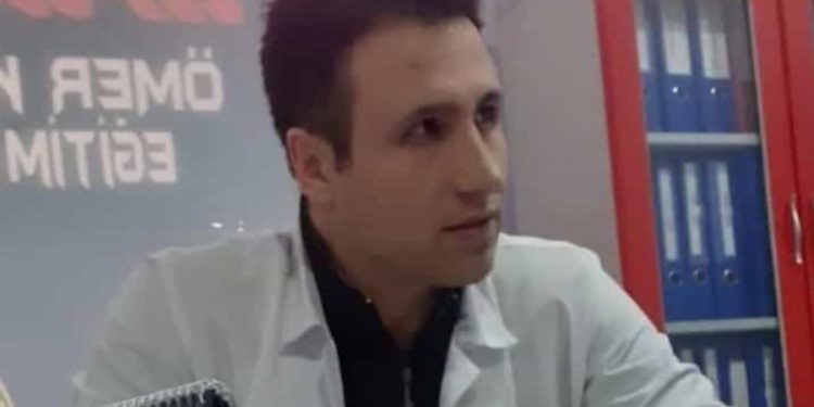 Depremde eşini ve 9 aylık oğlunu kaybeden KHK’lı öğretmen vefat etti