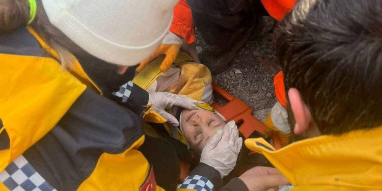 Depremde eşini ve iki çocuğunu kaybeden kadın, hamile olduğunu öğrendi