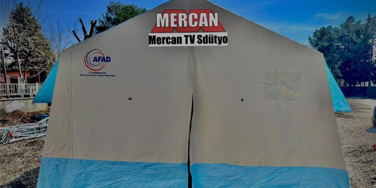 Depremde hasar gören televizyon kanalı çadırdan yayın yapıyor