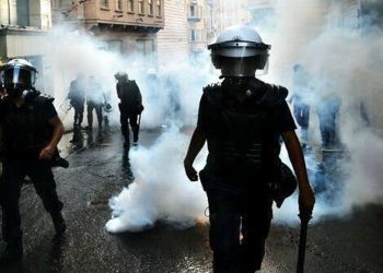 Depremin dördüncü gününde 'biber gazı' ihalesi yapılmış