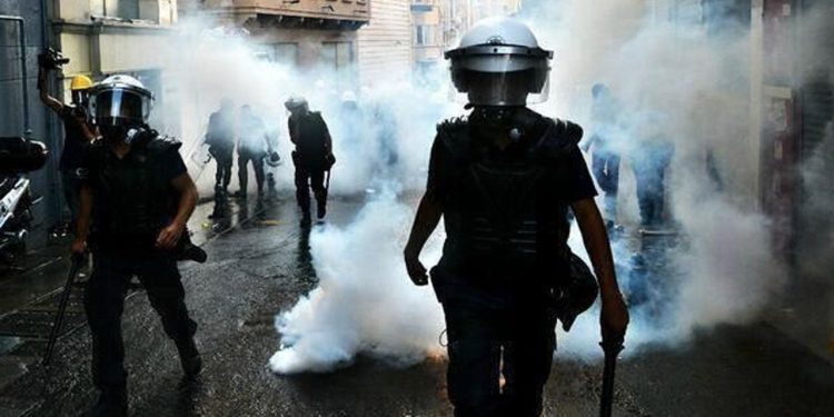 Depremin dördüncü gününde 'biber gazı' ihalesi yapılmış