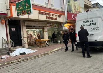 Depremlerde hasar gören binadan kopan parça bir kişiyi öldürdü