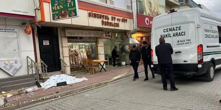 Depremlerde hasar gören binadan kopan parça bir kişiyi öldürdü