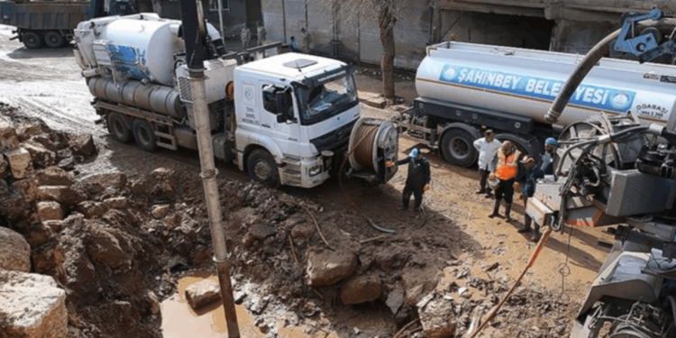 Depremlerden ve selden etkilenen Şanlıurfa'da şebeke suyu yeniden içilebilecek