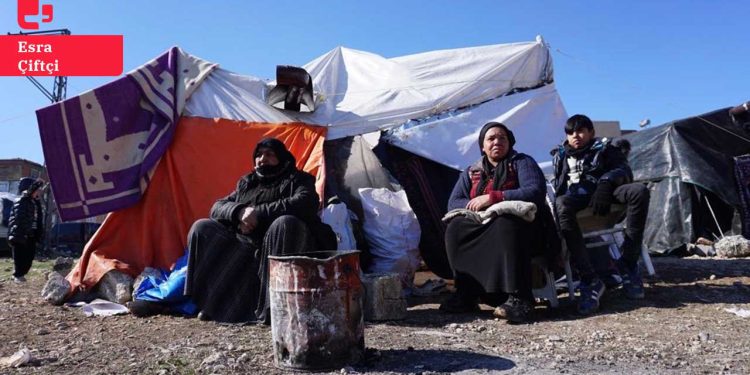 Depremzede Romanlar ayrımcılığı anlattı: 'Zabıtalar bizi çadırdan kovup hasarlı evlerimize gönderdi'