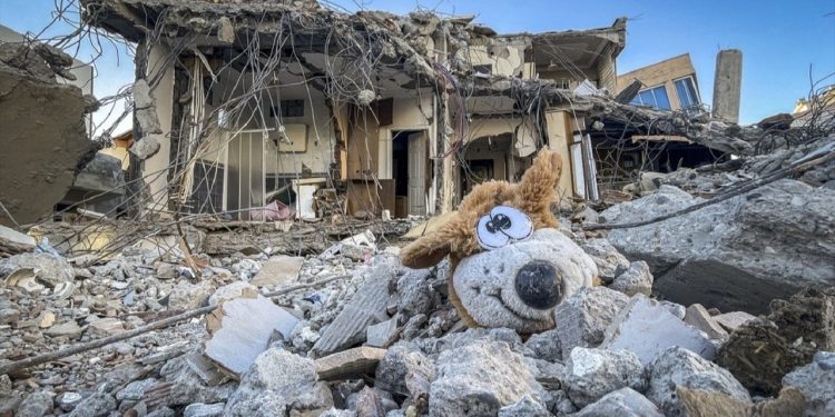 Depremzede baba aynı hastanede kaldığı çocuğunu İstanbul’da yoğun bakımda buldu