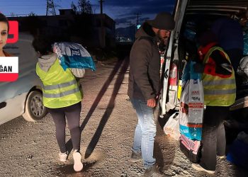 Depremzede hayvanları sahiplendirmeye çalışıyor