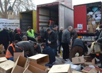 Depremzedelere gönderilen yardımları çalan emniyet müdürü gözaltında