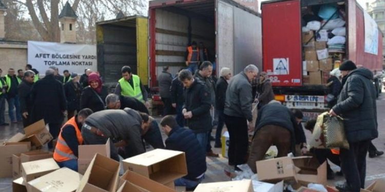 Depremzedelere gönderilen yardımları çalan emniyet müdürü gözaltında