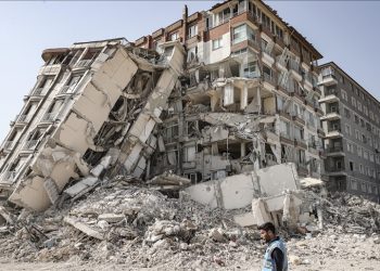 Derste hükümetin deprem politikasını eleştiren öğretim görevlisi hakkında soruşturma açıldı