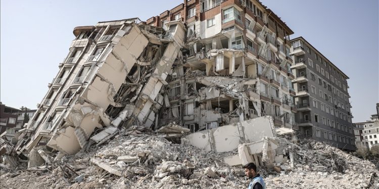 Derste hükümetin deprem politikasını eleştiren öğretim görevlisi hakkında soruşturma açıldı