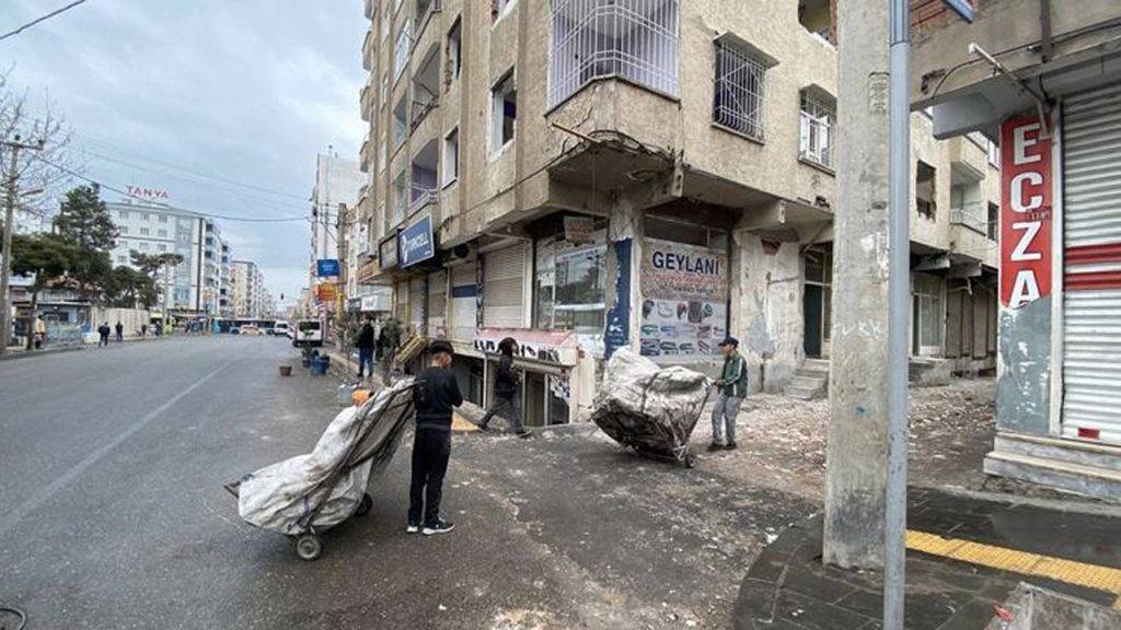 Diyarbakır’da ağır hasarlı binanın altında tehlikeli yaya ve araç trafiği: 'Korkuyla yaşıyoruz'