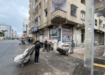 Diyarbakır’da ağır hasarlı binanın altında tehlikeli yaya ve araç trafiği: 'Korkuyla yaşıyoruz'