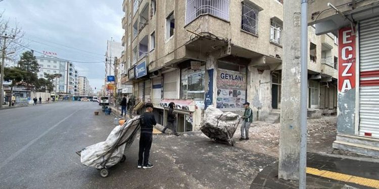 Diyarbakır’da ağır hasarlı binanın altında tehlikeli yaya ve araç trafiği: 'Korkuyla yaşıyoruz'