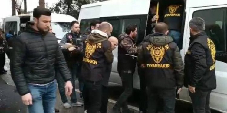 Diyarbakır'da hırsızlık şebekesine baskın: 12 kişi tutuklandı, bahçede gömülü altın bulundu