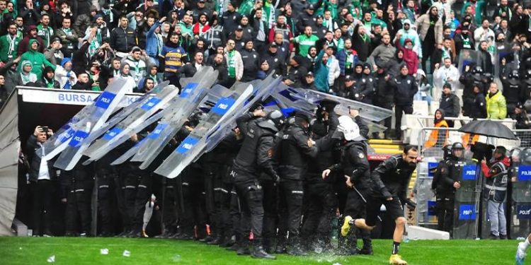 Diyarbakır'da oynanan maçta yaşanılan olayların bir karşılığı olarak görebiliriz