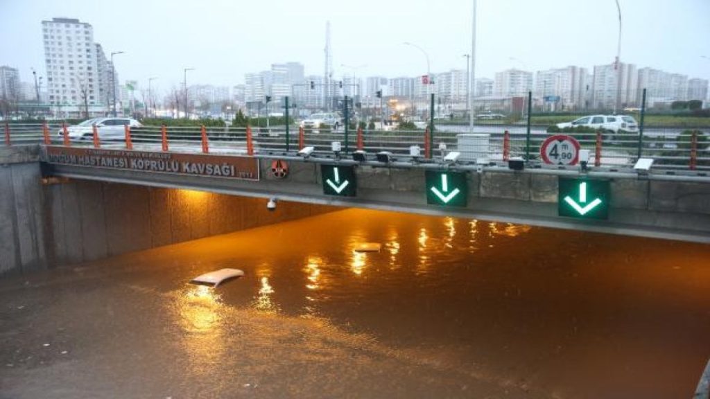 Diyarbakır'da sel: Yollar kapandı, hastaneleri su bastı