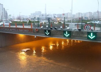 Diyarbakır'da sel: Yollar kapandı, hastaneleri su bastı