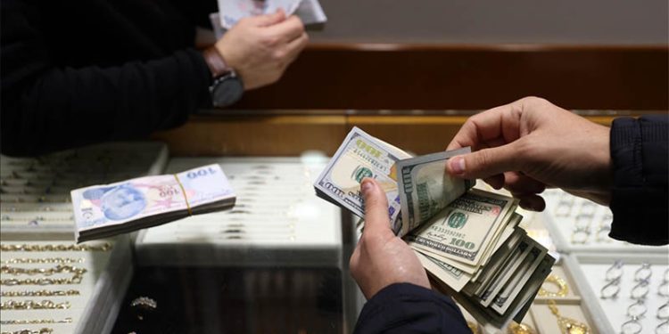 Dolar/TL, 19,03 seviyesini görerek rekor kırdı.