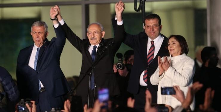 Britanyalı ekonomist Timothy Ash, millet ittifakının cumhurbaşkanı adayı Kemal Kılıçdaroğlu’nun seçimleri kazanması halinde büyük miktarda Batı finansmanının geri döneceğini söyledi.