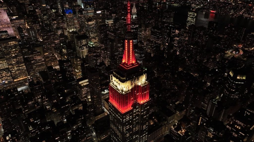 Empire State binası depremzedeler için kırmızı beyaz renklerle ışıklandırıldı