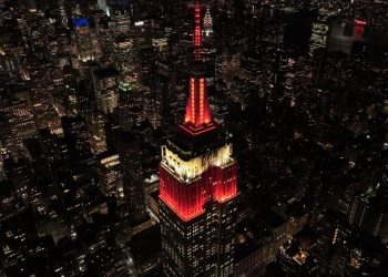 Empire State binası depremzedeler için kırmızı beyaz renklerle ışıklandırıldı