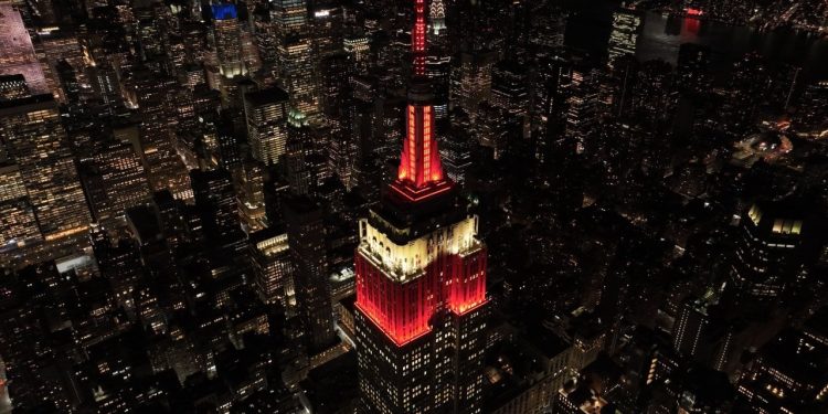 Empire State binası depremzedeler için kırmızı beyaz renklerle ışıklandırıldı