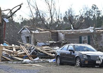 En az 10 kişi yaşamını yitirdi, 1 milyon ev elektriksiz kaldı