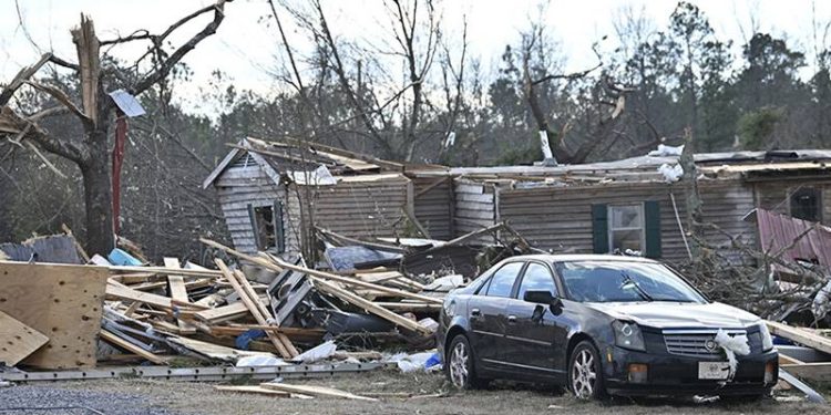 En az 10 kişi yaşamını yitirdi, 1 milyon ev elektriksiz kaldı