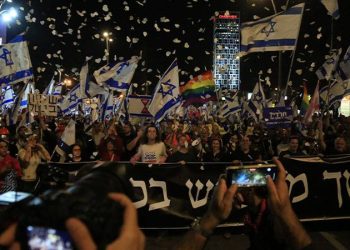 En az 100 kişi gözaltına alındı