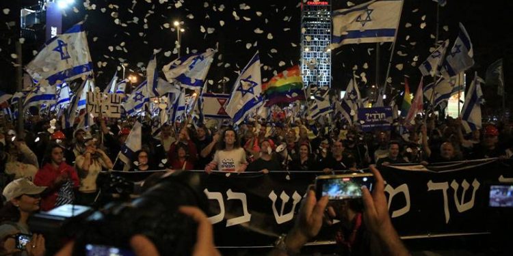 En az 100 kişi gözaltına alındı