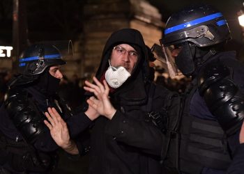 En az 243 kişi gözaltına alındı