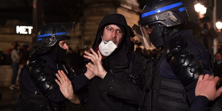 En az 243 kişi gözaltına alındı