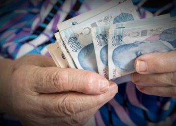 En düşük emekli maaşının 7 bin 500 TL’ye yükseltilmesi teklifi komisyonda kabul edildi