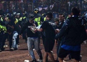 Endonezya'da 135 kişinin öldüğü stadyumdaki izdihamla ilgili 1 güvenlik görevlisine 1 yıl hapis cezası verildi