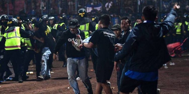 Endonezya'da 135 kişinin öldüğü stadyumdaki izdihamla ilgili 1 güvenlik görevlisine 1 yıl hapis cezası verildi